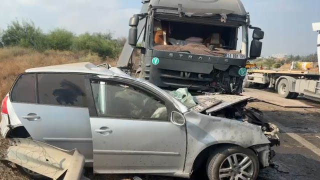 Otoyolda TIR karşı yöne geçti; 1 ölü; 2 yaralı