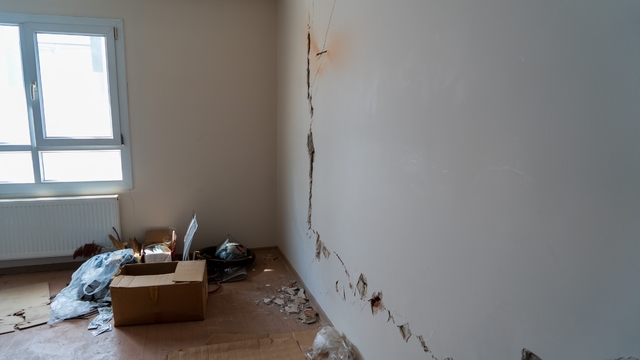 Manisa'da korkutan apartman
Derin yarıkların oluştuğu apartmanın sakinleri yetkililerden çözüm bekliyor