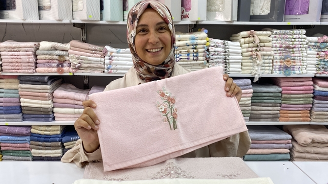 Yeni nesil çeyizde sadelikten yana
Sandık dolusu çeyizler artık tercih edilmiyor
Çeyizci Kübra Ceylan:
"Gençler pratiklikten yana"
"Geleneklerimiz ve göreneklerimizden uzaklaşıyoruz"