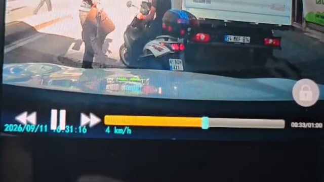 Kamyonetin kasasından sarkan demire çarpan motosiklet sürücüsü gözünden yaralandı