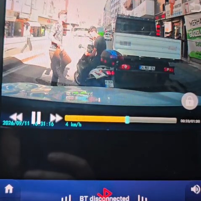 Kamyonetin kasasından sarkan demire çarpan motosiklet sürücüsü gözünden yar...