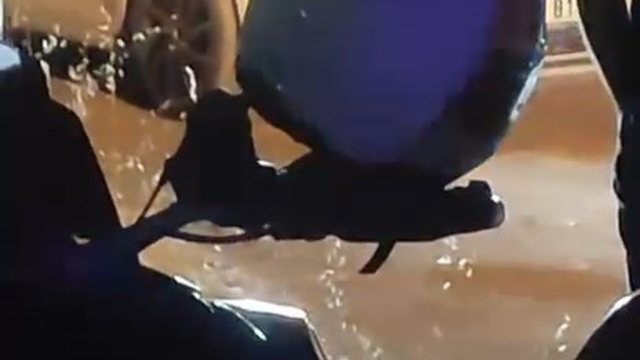 Rastgele ateş açıp silahı başına dayadı