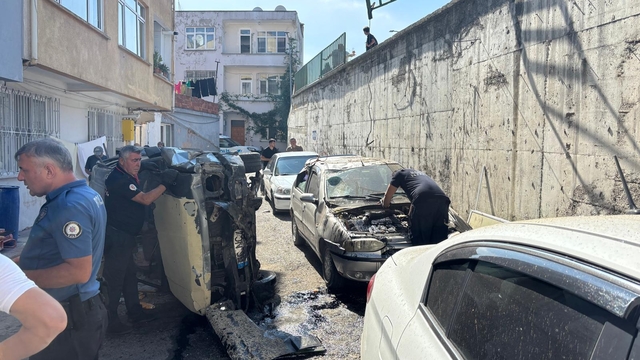 Bariyerleri aşan kamyonet otomobilin üzerine düştü; 2 yaralı