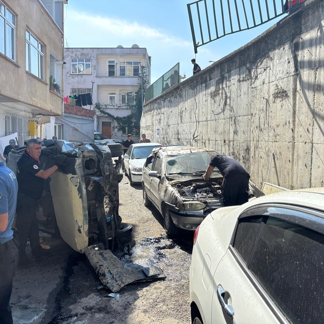 Bariyerleri aşan kamyonet otomobilin üzerine düştü; 2 yaralı