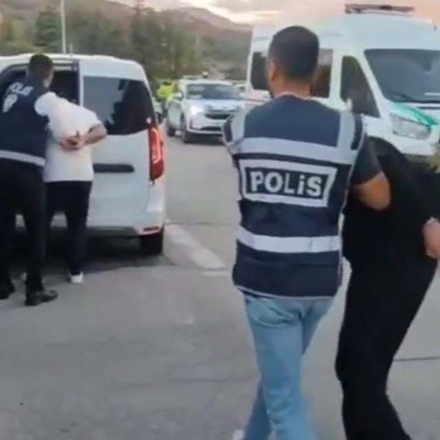 "Polis ve savcıyız" diyerek kandırdılar, altınlarla kaçarken yakalandılar