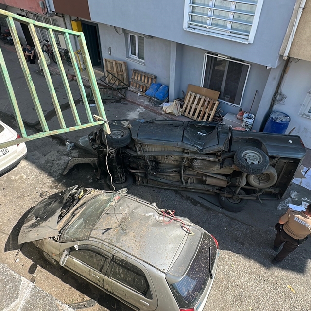 Pikap 5 metreden sokağa uçtu: 2 yaralı