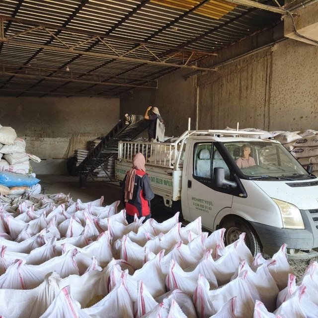 Kozan'da yangından etkilenen hayvan yetiştiricilerine 24 ton yem desteği