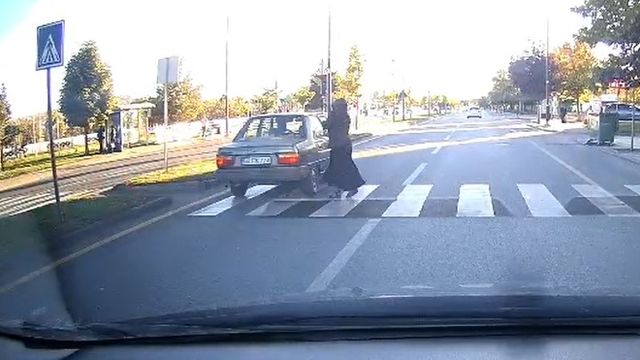 Yaya geçidinde otomobilin altında kalmaktan son anda kurtuldu