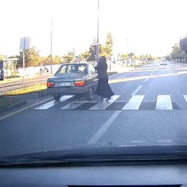 Yaya geçidinde otomobilin altında kalmaktan son anda kurtuldu