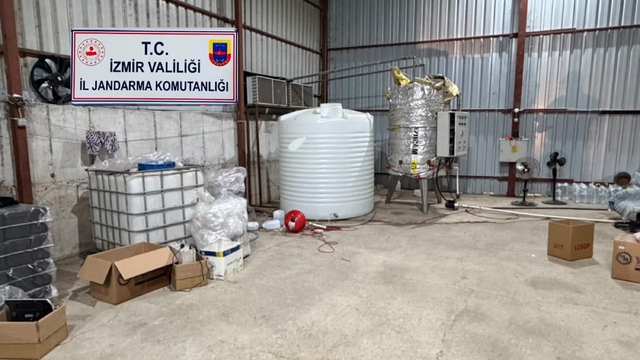 İzmir'de 5 bin 100 litre etil alkol ele geçirildi