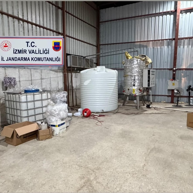 İzmir'de 5 bin 100 litre etil alkol ele geçirildi