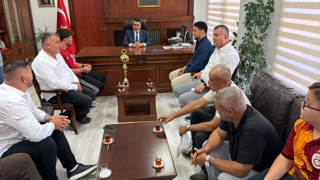 Başarılı güreşçiler Kaymakam Köksal'ı ziyaret etti