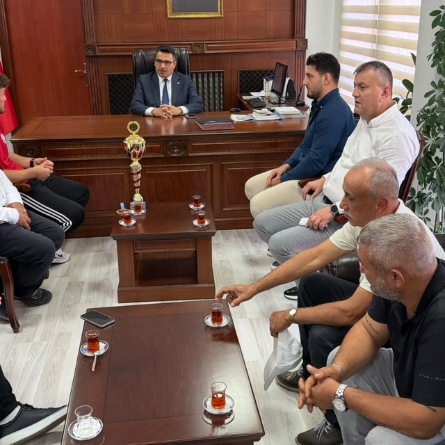 Başarılı güreşçiler Kaymakam Köksal'ı ziyaret etti