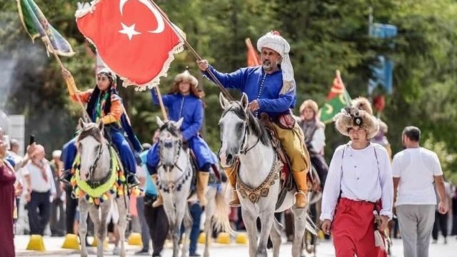 Türkiye'nin dört bir yanından gelen Yörükler Söğüt'te buluştu
Bilecik Faik Oktay Sözer: "Yörüklük sözünde durmaktır, paylaşmaktır, vefadır, cesarettir, kardeşliktir"
Söğüt Belediye Başkanı Ferhat Durgut: "745 yıldır aynı heyecan, aynı inanç ve aynı birlik ruhuyla"
Oğuz Boyları Konfederasyonu Genel Başkanı İsmail Kösen:
"745 yıldır geçmişten günümüze yaşattığımız kültürel değerlerimiz, geleceğimizin teminatı gençlerimize bırakacağımız en büyük mirasımızdır"