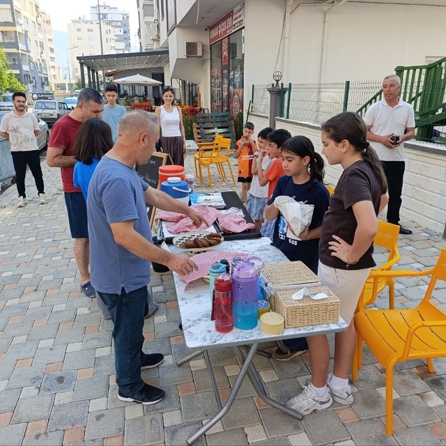 Adana'da çocuklar orman yangınından etkilenen vatandaşlar için tezgah açtı