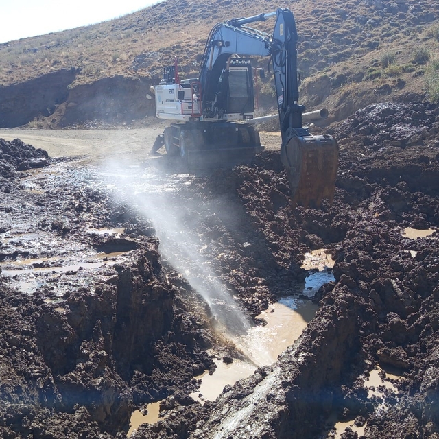 Hakkari'de 3 bin 500 rakımda su hattı için zorlu çalışma