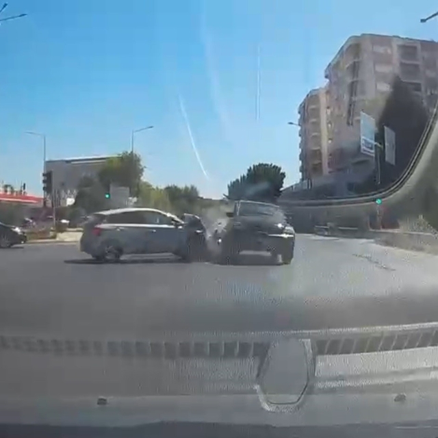 Kırmızı ışık ihlali kaza getirdi: 3 yaralı