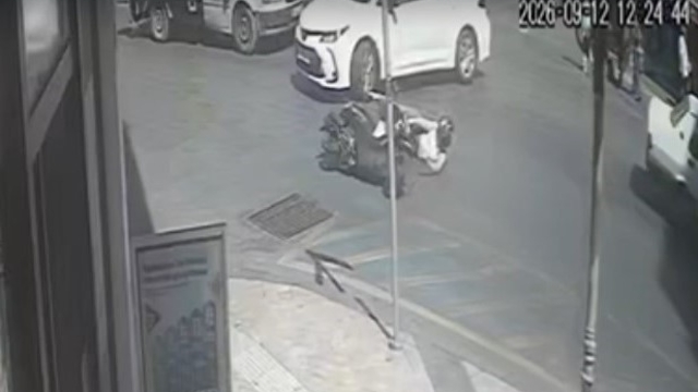 Otomobil ile motosiklet çarpıştı: 1 yaralı
Vatandaşlar yaralı motosiklet sürücüsü için seferber oldu