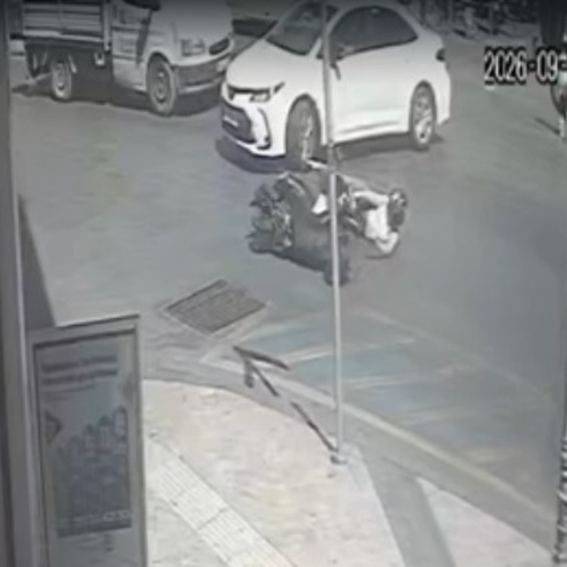 Otomobil ile motosiklet çarpıştı: 1 yaralı
Vatandaşlar yaralı motosiklet sü...