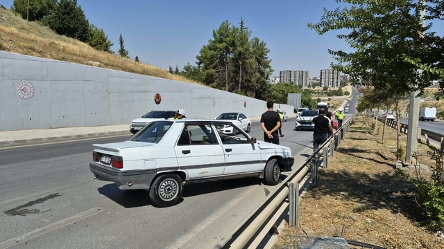 Otomobil bariyerlere çarptı: 2 yaralı