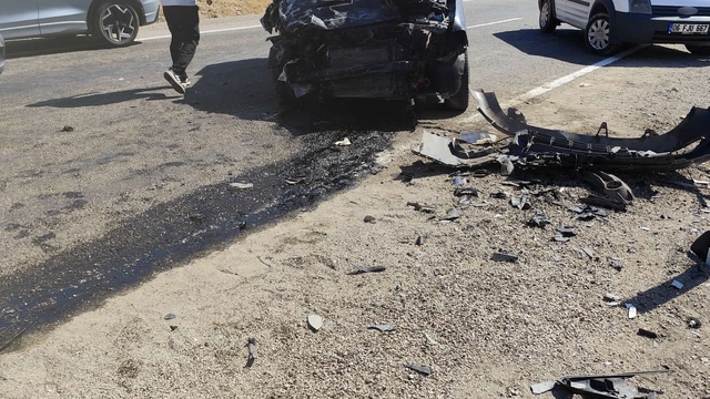 Siirt'te hafif ticari araç ile kamyonet çarpıştı: 4 yaralı