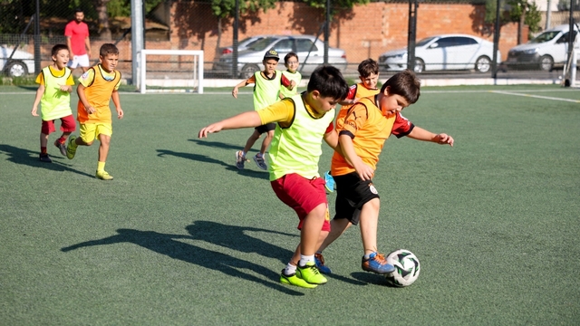 Efeler'de çocuklar için futbol kursu kayıtları başladı