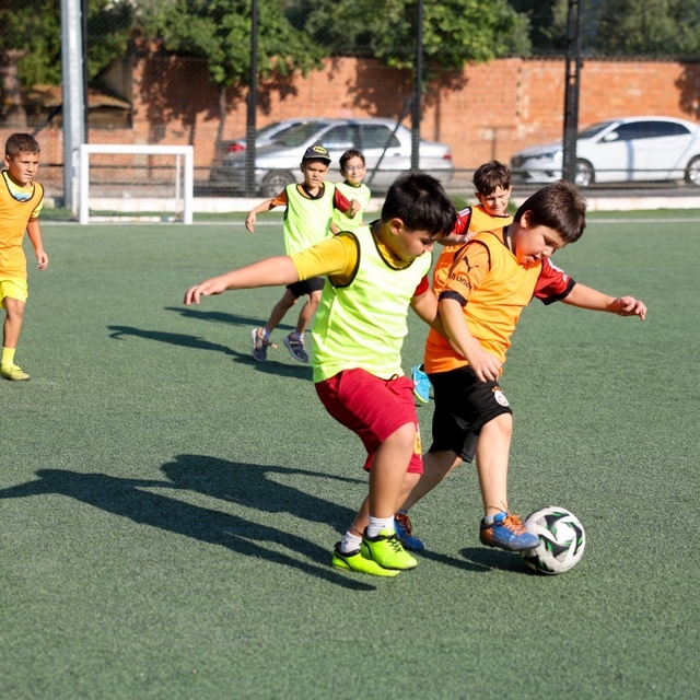 Efeler'de çocuklar için futbol kursu kayıtları başladı