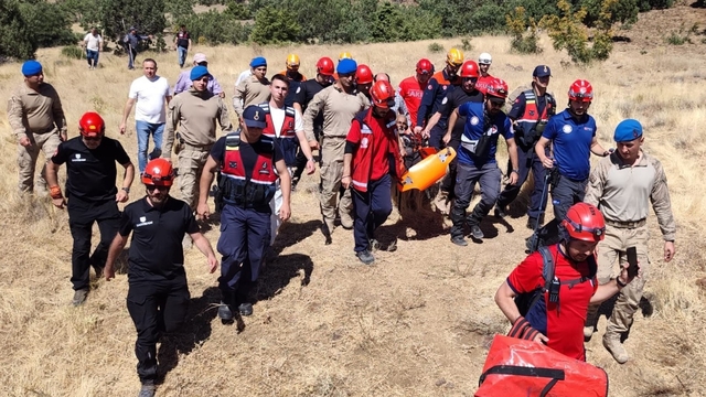 Kayıp vatandaş için 177 kişilik ekip sabaha kadar çaba gösterdi
Zihinsel engelli vatandaş sağ olarak bulunup ailesine teslim edildi