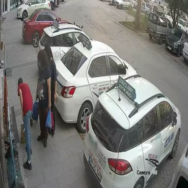 Çekirdek satan çocuğun tezgahındaki para ve eşyalarını alıp gittiler
Hem pa...