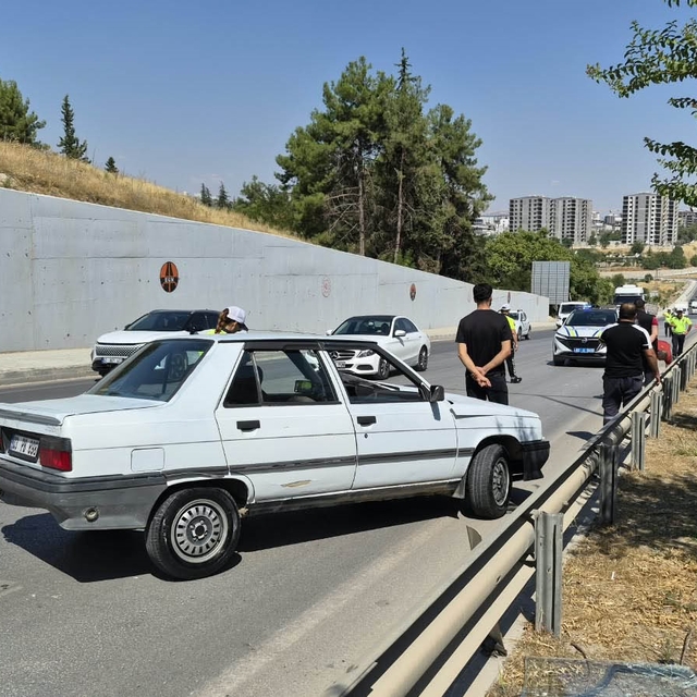 Otomobil bariyerlere çarptı: 2 yaralı