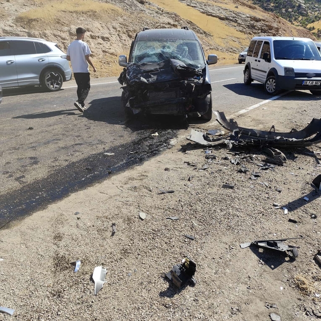 Siirt'te hafif ticari araç ile kamyonet çarpıştı: 4 yaralı