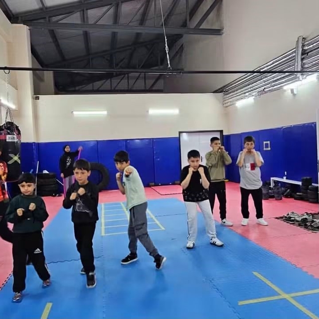 Hasköy'de gençler boks eğitimiyle geleceğe hazırlanıyor