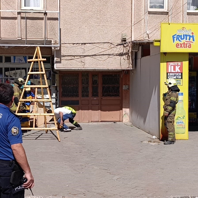 Doğalgaz borusundaki sızıntı paniğe sebep oldu: 6 katlı apartman tedbir ama...