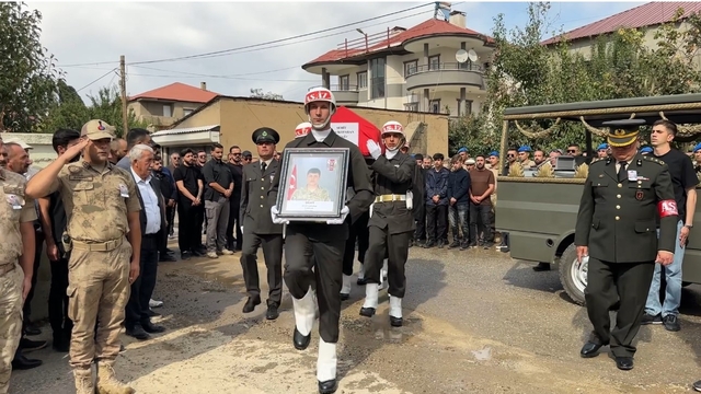 Yüksekova'nın şehidi gözyaşları arasında toprağa verildi