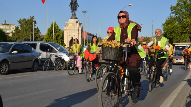Konya'da kadınlar "Dünya Otomobilsiz Kentler Günü"ne dikkati çekmek için pedal çevirdi