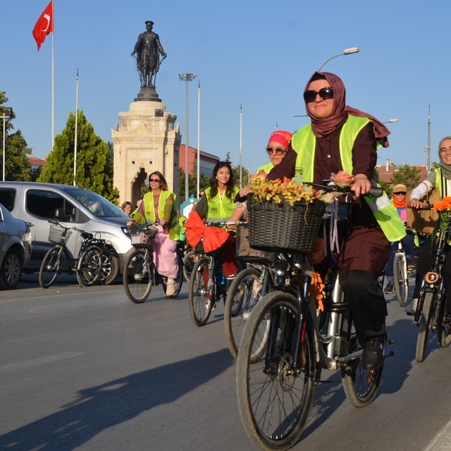 Konya'da kadınlar "Dünya Otomobilsiz Kentler Günü"ne dikkati çekmek için pe...
