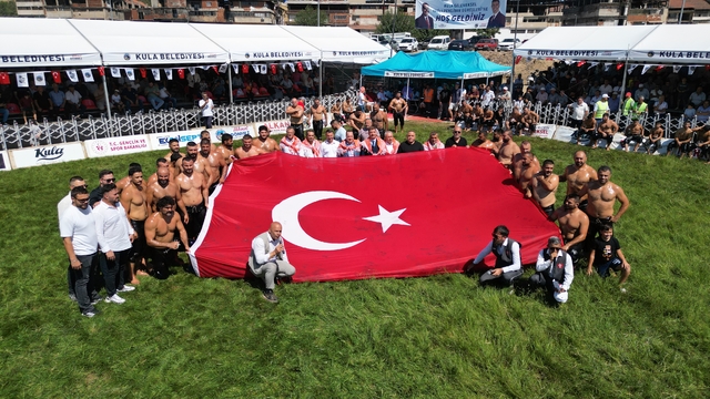 Manisa'da "Kula Yağlı Pehlivan Güreşleri"nin başpehlivanı Feyzullah Aktürk oldu