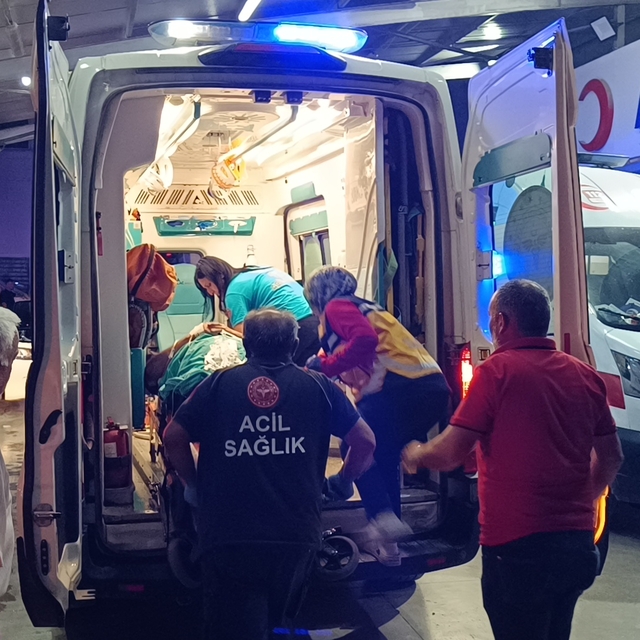 Adana'da otomobilin çarptığı yaya yaralandı