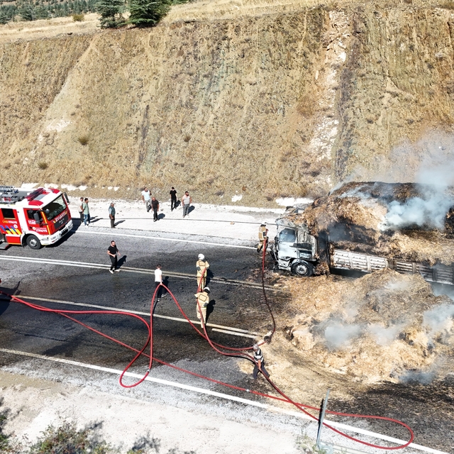 Isparta'da saman yüklü tır seyir halindeyken alev aldı
