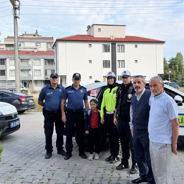 Şehit kızı Melis Nare Ceylan'ı okulun ilk gününde polisler yalnız bırakmadı