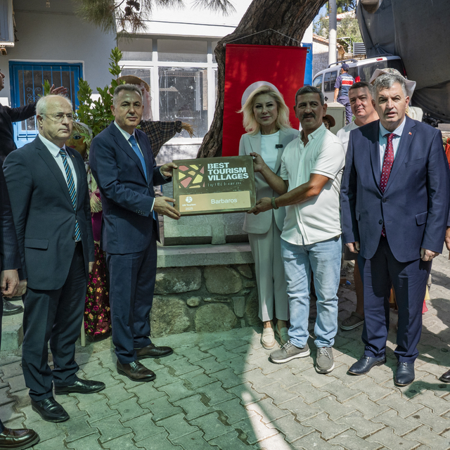 "En İyi Turizm Köyü" seçilen İzmir'in Barbaros Mahallesi'nde plaket töreni...