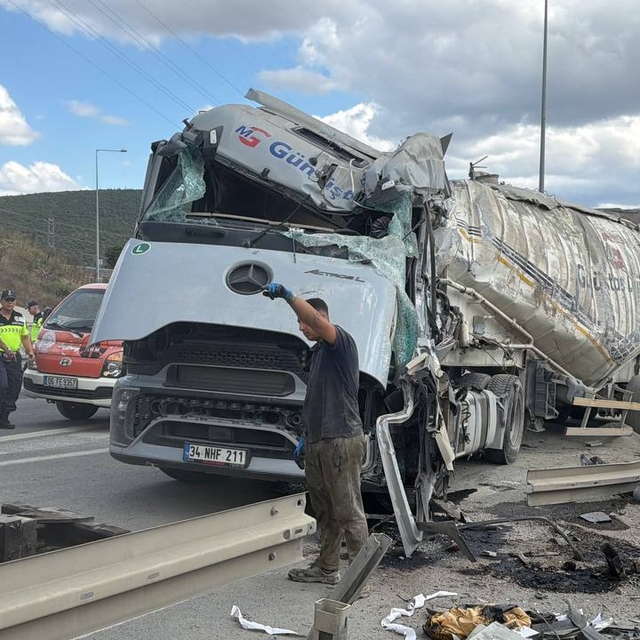 Kocaeli'de devrilen silobas kara yolunda ulaşımı aksattı