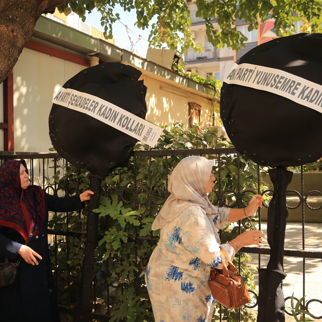 Manisa'da muhtarın sosyal medya paylaşımına AK Parti'den siyah çelenkli tep...