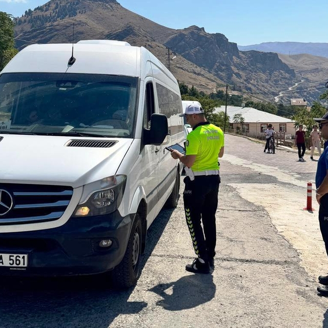 Keban'da okul servis araçlarında ve okul çevrelerinde denetim yapıldı