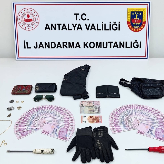 Antalya'da cezaevinin otoparkındaki araçtan hırsızlık yapan 2 şüpheli tutuk...