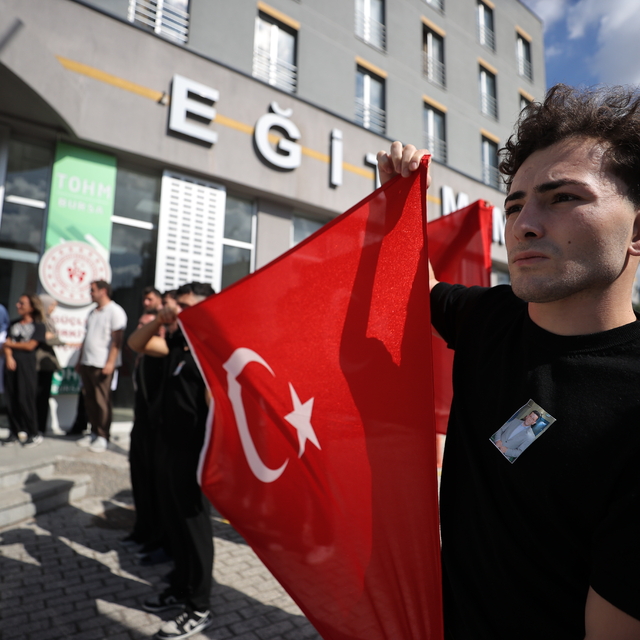Bursa'da hayatını kaybeden güreş antrenörü Zeki Şahin'in cenazesi İstanbul'...