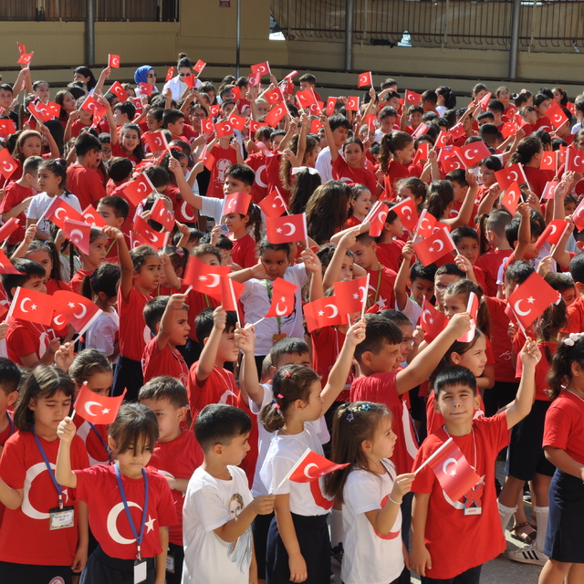 Silifke'de ilk ders zilini Kaymakam Eyüp Fırat çaldı
