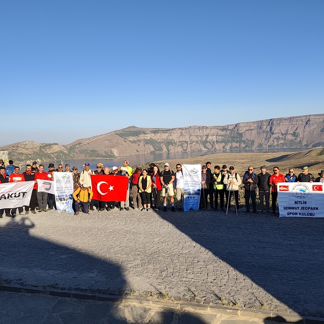 Doğaseverler ve dağcılar Nemrut Kalderası Milli Parkı'nda yürüyüş ve zirve...