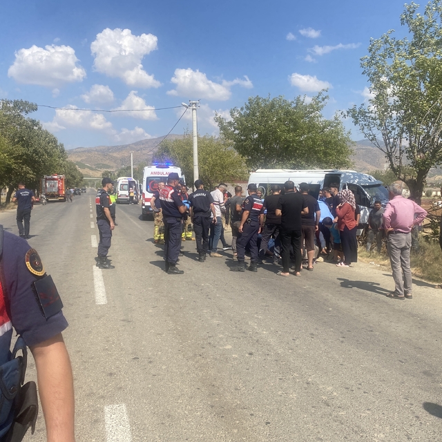 Manisa'da işçileri taşıyan servis minibüsünün ağaca çarptığı kazada 14 kişi...
