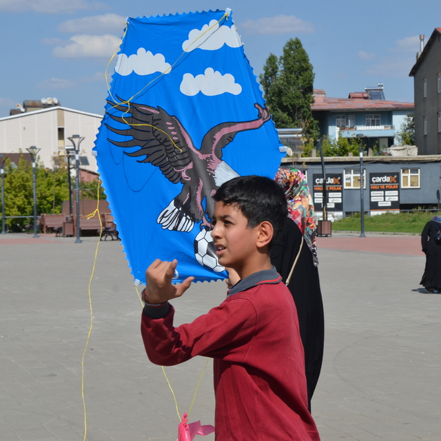Muş'ta Gazze'deki çocukların yaşadığı sorunlara dikkati çekmek için uçurtma...